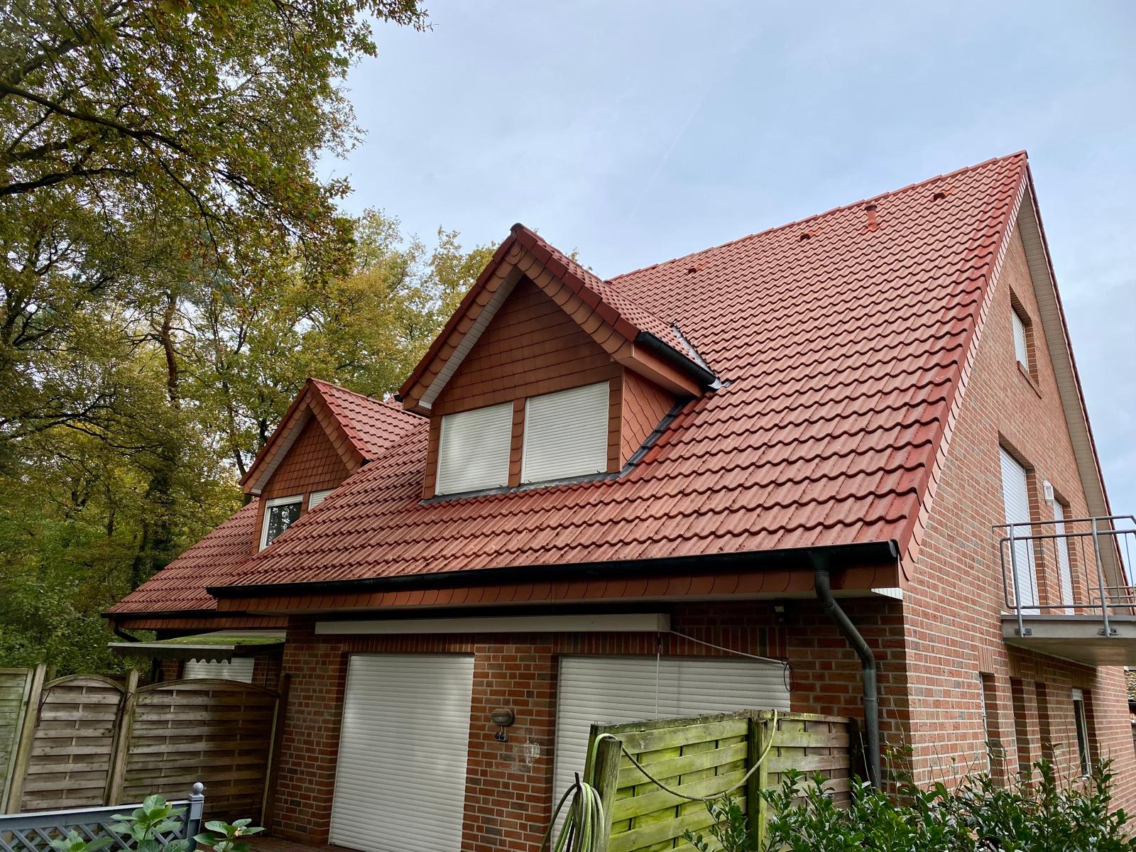 Nachher-Zustand: Das Dach in Messingen ist komplett sauber und sieht optisch wie neu gedeckt aus.