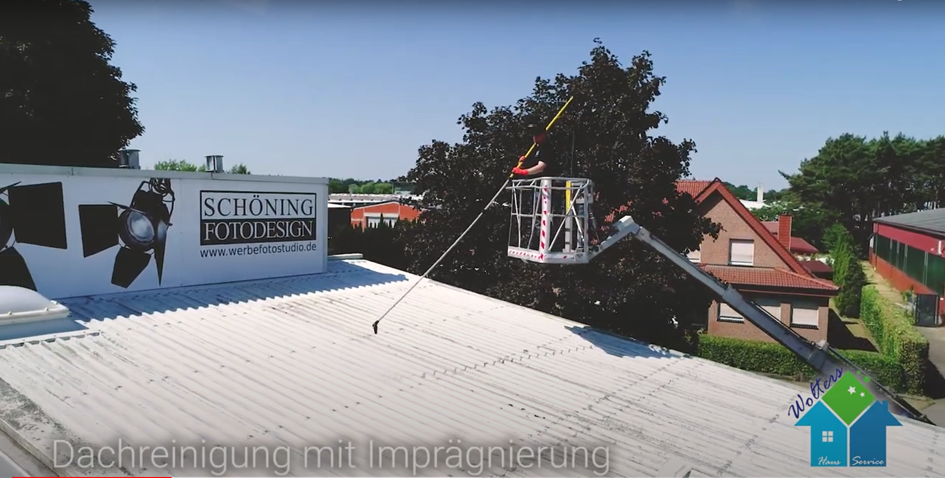 Pr&auml;zise Reinigung der Dachkanten mit professioneller Teleskop-Ausr&uuml;stung.